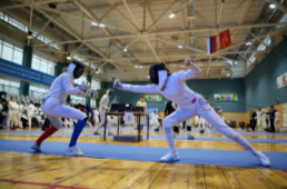 Около 300 спортсменов в возрасте до 24 лет соревнуются в фехтовании на шпагах.