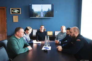 В ходе визита состоялась рабочая встреча губернатора с главой муниципального образования городской округ Снежное ДНР Сергеем Ермаковым.