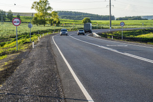 Среди наиболее эффективных инженерных решений — нанесение дорожной разметки, установка барьерных ограждений и организация дополнительных полос для безопасного поворота.