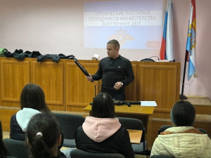 Полицейские Самарской области продолжают проводить профориентационные мероприятия со школьниками