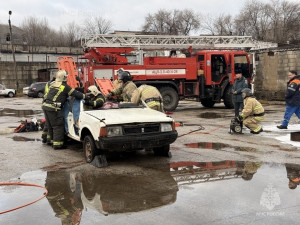 По сценарию, легковой автомобиль совершил наезд на препятствие, водитель и пассажиры с травмами оказались заблокированы в автомобиле.