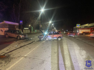 Водитель одного из автомобилей с телесными повреждениями госпитализирован.