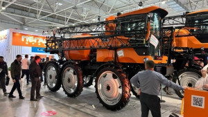 Самарская компания «Пегас-Агро» представила самоходный опрыскиватель-разбрасыватель нового поколения