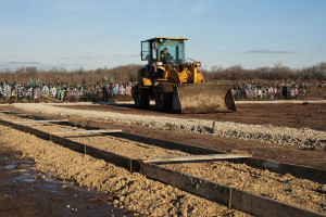 Сейчас специалисты устанавливают опалубку, делают армирование и бетонирование дорожек, а также устройство песчано-щебеночного основания дороги.