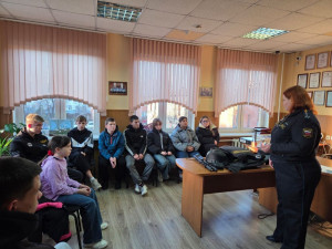 Помимо рассказа о самой Службе воспитанников центра помощи детям ознакомили с требованиями для вступления в ряды органов принудительного исполнения и напомнили им о важности получения образования и соблюдения закона.