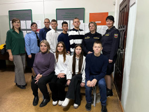 Детей, оставшихся без попечения родителей, сотрудники Службы пригласили к себе в гости, рассказали про профессию судебного пристава.