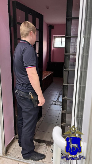 Молодые люди после словесного конфликта из-за девушки затолкали мужчину в багажник автомобиля и вывезли в лес.