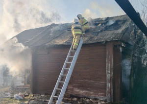 Огнеборцы пожарно-спасательного отряда № 35 ликвидировали пожар на площади 40 квадратных метров.