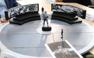 Памятник будет выполнен в виде амфитеатра с информационными опорными конструкциями и центральной скульптурной композицией бойца.