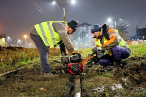 Продолжается ремонт трамвайных путей на пересечении с проезжими частями автодорог. Ремонт не повлияет на работу городского наземного электротранспорта.