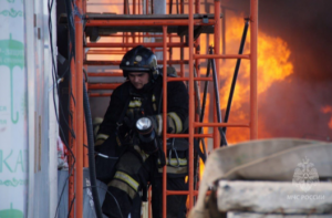В Советском районе Самары горел мусор на открытой территории на 2-х квадратах. Привлекались 8 огнеборцев и 2 единицы техники. 