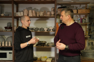 Он ознакомился с ремесленными и художественными мастерскими, где создают свои работы резиденты кластера, и обсудил с ними варианты сотрудничества.