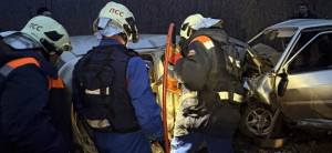 Оба водителя и мужчина‑пассажир госпитализированы. На месте аварии работали спасатели.