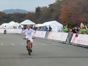 Среди мужчин быстрейшим был Алексей Кудрин, который показал лучший результат и во вчерашней короткой гонке. Серебро у еще одного россиянина - Алексея Блажко из Курской области.