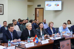 Это производители и поставщики промышленных машин и специального оборудования, изготовители химических товаров, разработчики электрической аппаратуры, строительные фирмы, медицинские компании, предприятия пищевой промышленности, производители картонной уп