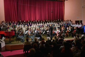 Свое 55-летие «Четверка» отметила грандиозным концертом. В этот день на сцену большого концертного зала вышли лучшие юные музыканты и творческие коллективы школы, выпускники и преподаватели.