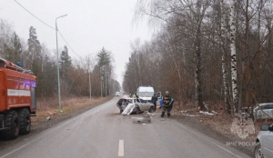 В результате аварии погиб один человек, еще один получил травмы и был доставлен в больницу. В автобусе находились восемь пассажиров. Сотрудники МЧС оперативно прибыли на место происшествия.