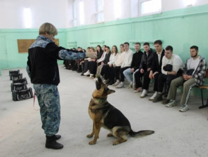 В рамках встречи сотрудники служб и подразделений полиции раскрыли ребятам секреты своей профессии, рассказали о повседневных задачах, познакомили с процедурой поступления в ведомственные вузы, объяснили, какие требования предъявляются к кандидатам на обу
