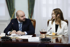 Губернатор поздравил студентов с заслуженными победами в своих номинациях и провел с ними содержательную беседу. Студенты рассказали о себе, своих проектах, планах.