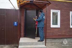 Сотрудники надзорной деятельности МЧС России регулярно проводят проводят беседы с гражданами о необходимости соблюдения правил пожарной безопасности, контроля за электроприборами, электропроводкой, печным и газовым оборудованием, вручают памятки.