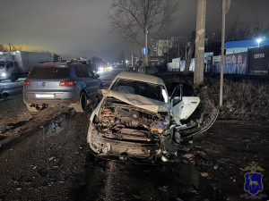 Водитель и несовершеннолетний пассажир одного из автомобилей доставлены в медицинское учреждение. Полицейские устанавливают все обстоятельства произошедшего.