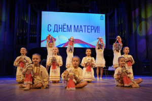 Жительниц Самары поздравили с предстоящим Днем матери
