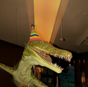 В программе праздника гостей ждут интерактивные задания, где каждый сможет почувствовать себя учёным-палеонтологом и исследовать окаменелости древних обитателей края, увлекательные палеонтологические игры и викторины, творческие мастер-классы.