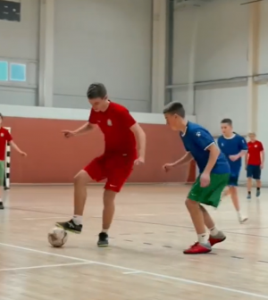 За звание лучших борются мальчишки и девчонки. Сильнейшие команды муниципалитетов в конце учебного года сыграют в региональном финале.