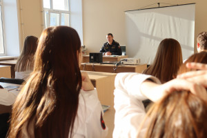 Повод для встречи со студентами — рассказать будущим юристам о важности соблюдения законодательства в сфере противодействия коррупции.