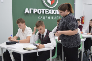 Ежемесячная доплата для учителя агрокласса составляет до 30 тысяч рублей. Такая поддержка не только повышает престиж профессии сельского педагога, но и стимулирует их постоянно повышать свои знания.