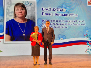 Гостями праздника стали более тысячи женщин и семей со всего региона. Особое внимание было уделено матерям, воспитавшим героев, чьи дети прославили наш регион, — военнослужащих, сотрудников МЧС, медиков, олимпийских и паралимпийских чемпионов.