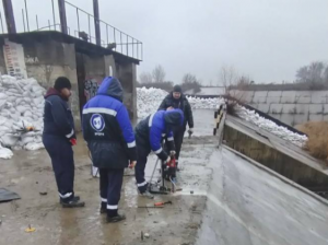 До весеннего паводка плотину «стабилизируют», а полностью работы завершат к 20 ноября 2026 года. Затем сооружение перейдет на баланс администрации района.