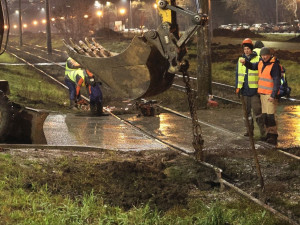 Продолжается ремонт трамвайных путей на пересечении с проезжими частями автодорог города. ️Ремонт не повлияет на работу городского наземного электротранспорта.