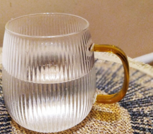 Оптимальным выбором остается теплая вода, которая не провоцирует нарушения в работе ЖКТ и в целом положительно влияет на состояние организма.