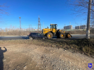 В Тольятти авто влетело под погрузчик, водитель чудом выжила