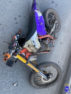 В Самаре 19-летний водитель питбайка врезался в автомобиль