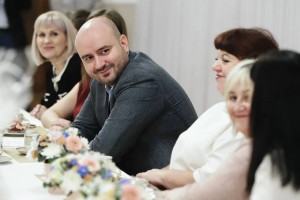 Губернатор обсудил с матерями участников СВО вопросы поддержки. Во время встречи был поднят особый вопрос - увековечение памяти погибших бойцов – участников СВО. 