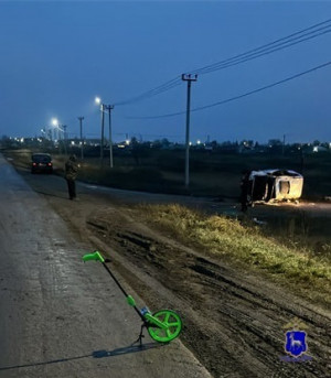 В Большечерниговском районе машина перевернулась в кювет, водитель сбежал, пассажир пострадал