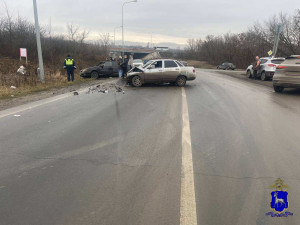 С места ДТП госпитализированы три пассажира одного из автомобилей. В настоящее время сотрудники полиции продолжают устанавливать все обстоятельства произошедшего.