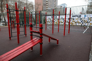 Детскую спортплощадку обновили при поддержке «Матч ТВ» и благотворительного фонда «Спорт начинается с детей».