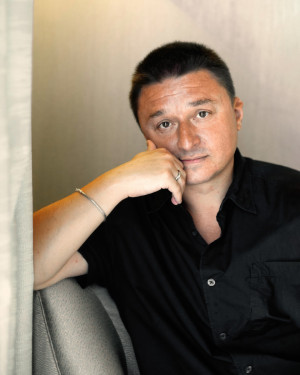 Максим Лагашкин выступит с темой «Чтение как новый культурный тренд». Ребята узнают, какие книги сопровождали его в жизни, как они помогали и вдохновляли.