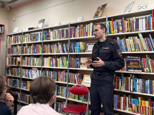 Для посетителей библиотеки провели беседу о современных способах мошенничества и методах защиты от злоумышленников.