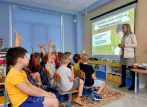 Его цель — формирование экологического сознания у молодого поколения через экоуроки и мастер-классы.