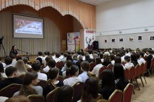 Во время встречи школьникам напомнили о рисках вербовки, а также о юридической и социальной ответственности за участие в подобных действиях. Вместе со специалистом в интерактивном формате они разобрали конкретные ситуации и кейсы, используемые преступника