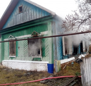 В тушении пожара участвовали 11 человек личного состава, задействовано 3 единицы пожарной техники.