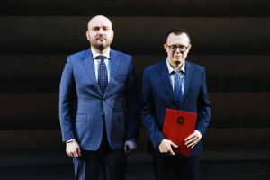 Среди участников мероприятия и награждаемых также были руководители различных общественных и благотворительных организаций, фондов и центров, которые многое делают для помощи людям с ограниченными возможностями здоровья. 