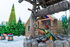 На площади Куйбышева в этом году будет размещено семь елок, самую большую ель высотой 25 метров уже начали собирать.