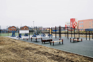 Он расположен рядом с общеобразовательной школой и будет составлять с ней единый кластер для занятий физкультурой и спортом как для школьников, так и для взрослого населения.