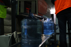 Первая партия воды поступит в поезда уже до конца текущего года. Планируется, что за год будет производиться порядка 100 тысяч 19-литровых емкостей.