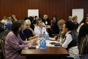 Главная тема, которую обсудили участники, – развитие альтернативных форм сопровождения детей, оставшихся без попечения родителей, с акцентом на семейное устройство вместо пребывания в социальных учреждениях.